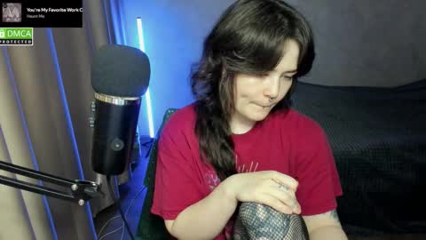 Snapshot of hell_hotline chatting on November 2025 05:35:01 PM Red online show from November 2025 05:35:01 PM