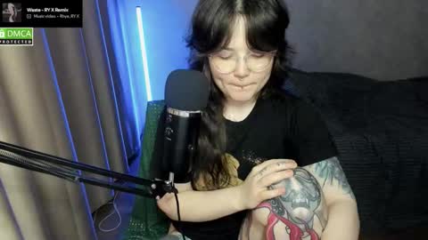 Snapshot of hell_hotline chatting on November 2025 06:14:01 PM Red online show from November 2025 06:14:01 PM