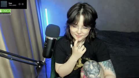 Snapshot of hell_hotline chatting on November 2025 06:01:02 PM Red online show from November 2025 06:01:02 PM