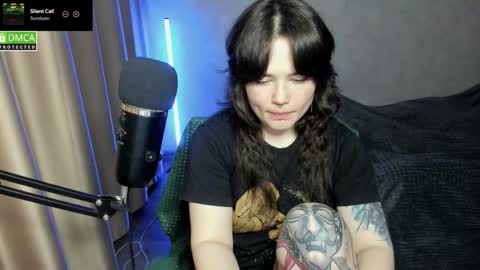 Snapshot of hell_hotline chatting on November 2025 06:42:02 PM Red online show from November 2025 06:42:02 PM