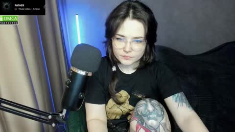 Snapshot of hell_hotline chatting on December 2025 06:59:02 PM Red online show from December 2025 06:59:02 PM