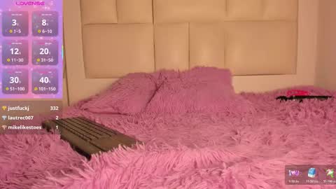 hellen__smith_ online show from February 2026 04:22:01 PM