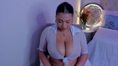 Snapshot of hellenamazing chatting on December 2025 03:01:02 AM hellenamazing online show from December 2025 03:01:02 AM