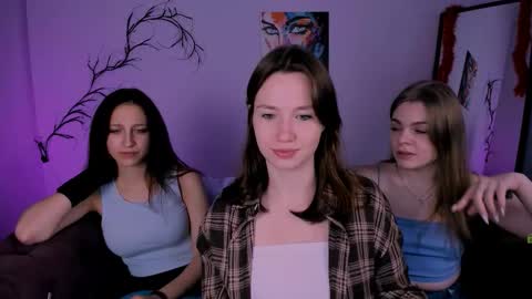 Helli online show from November 2025 08:19:01 PM