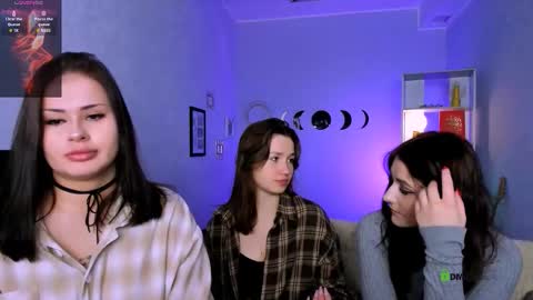 Helli online show from December 2025 08:27:02 PM