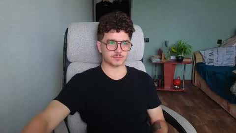 Snapshot of hellish_sugar chatting on November 2025 08:04:02 AM Remy online show from November 2025 08:04:02 AM