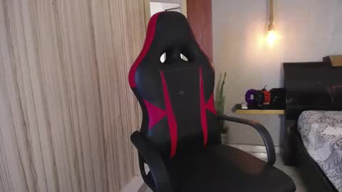 Snapshot of hera_divine chatting on November 2025 09:37:01 PM HERA online show from November 2025 09:37:01 PM