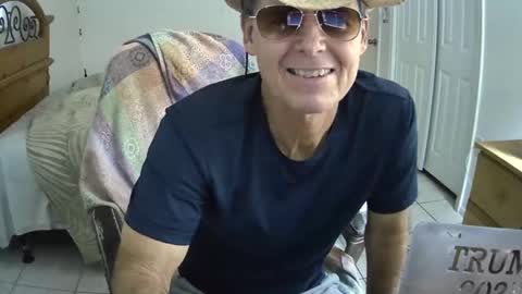 Snapshot of hewes1 chatting on January 2025 07:46:01 PM hewes1 online show from January 2025 07:46:01 PM