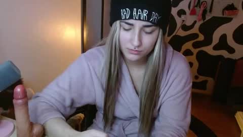 Snapshot of hi_elora chatting on May 2026 01:01:01 AM Elora online show from May 2026 01:01:01 AM