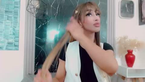 Hilary Avilan online show from June 2026 07:12:02 PM