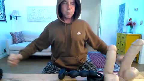 Snapshot of hippiezen chatting on May 2026 05:51:01 PM Hippie Jijm online show from May 2026 05:51:01 PM