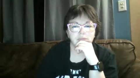 Snapshot of hippihope420 chatting on February 2025 04:33:02 AM Bella online show from February 2025 04:33:02 AM