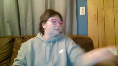 Snapshot of hippihope420 chatting on February 2025 04:11:01 AM Bella online show from February 2025 04:11:01 AM