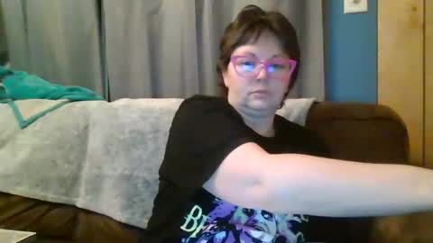 Snapshot of hippihope420 chatting on February 2025 06:02:01 AM Bella online show from February 2025 06:02:01 AM