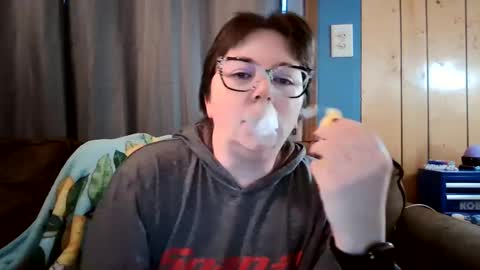 Snapshot of hippihope420 chatting on February 2025 12:02:02 PM Bella online show from February 2025 12:02:02 PM