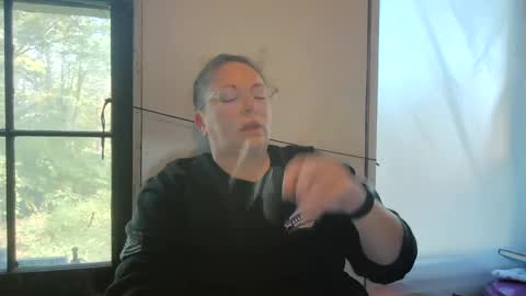 Snapshot of hippihope420 chatting on September 2025 06:18:02 PM Bella online show from September 2025 06:18:02 PM