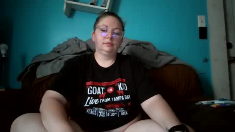 Snapshot of hippihope420 chatting on September 2025 09:28:02 PM Bella online show from September 2025 09:28:02 PM