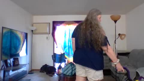 hippysnewhere online show from May 2026 08:47:01 PM