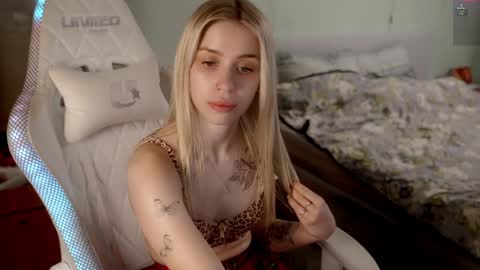 Holly online show from April 2026 06:52:02 PM