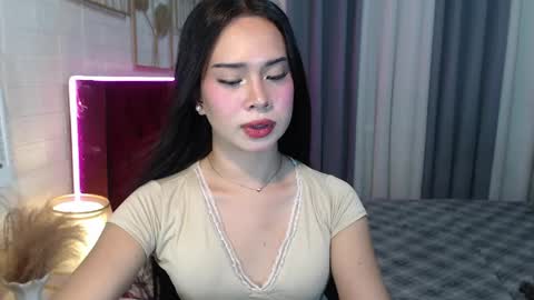 hoelymolly online show from April 2026 12:01:01 AM