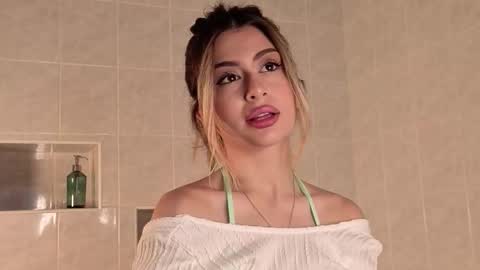 Snapshot of holayoula chatting on October 2025 08:23:01 AM Moni Monica online show from October 2025 08:23:01 AM