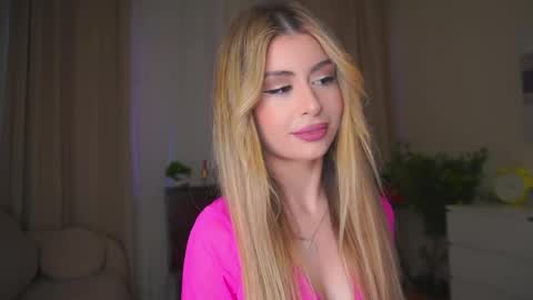 Snapshot of holayoula chatting on April 2026 08:10:01 AM Moni Monica online show from April 2026 08:10:01 AM