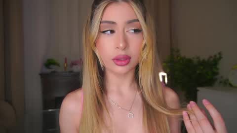 Snapshot of holayoula chatting on April 2026 08:06:01 AM Moni Monica online show from April 2026 08:06:01 AM