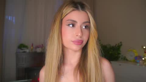 Snapshot of holayoula chatting on April 2026 09:34:02 AM Moni Monica online show from April 2026 09:34:02 AM