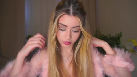 Snapshot of holayoula chatting on April 2026 08:01:01 AM Moni Monica online show from April 2026 08:01:01 AM