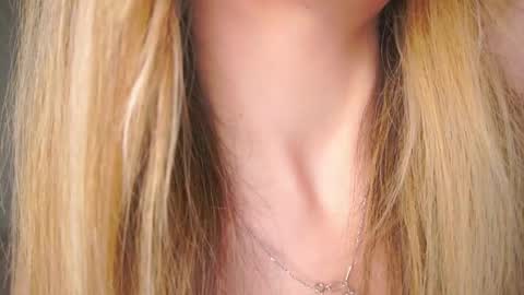 Snapshot of holayoula chatting on May 2026 08:00:01 AM Moni Monica online show from May 2026 08:00:01 AM