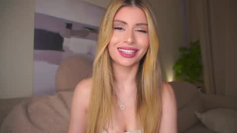 Snapshot of holayoula chatting on May 2026 08:11:01 AM Moni Monica online show from May 2026 08:11:01 AM