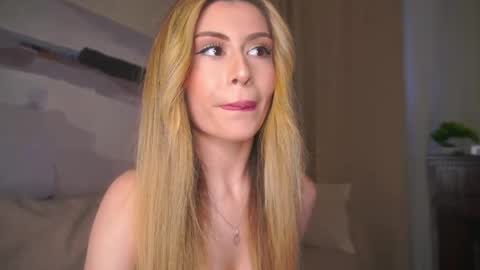 Snapshot of holayoula chatting on May 2026 08:10:02 AM Moni Monica online show from May 2026 08:10:02 AM