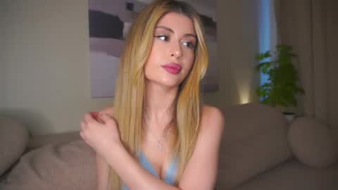 Snapshot of holayoula chatting on May 2026 08:09:02 AM Moni Monica online show from May 2026 08:09:02 AM