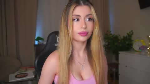 Snapshot of holayoula chatting on May 2026 08:08:02 AM Moni Monica online show from May 2026 08:08:02 AM