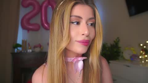 Snapshot of holayoula chatting on May 2026 09:06:02 AM Moni Monica online show from May 2026 09:06:02 AM