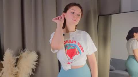 Snapshot of hollihurrigan chatting on November 2025 12:05:02 PM Molly online show from November 2025 12:05:02 PM