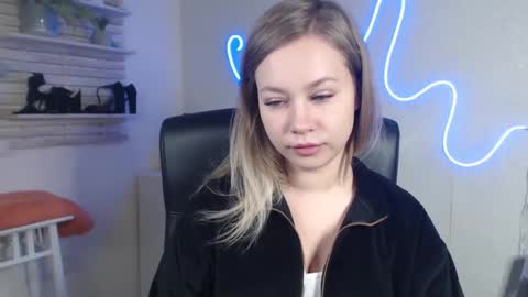 Holly online show from December 2024 07:04:01 AM