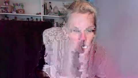 holly_bourbon online show from April 2026 10:11:01 PM
