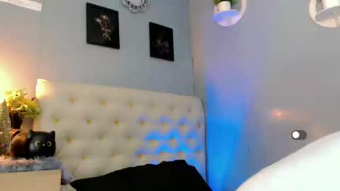 Snapshot of holly_sunshine69 chatting on December 2024 09:05:02 PM Apple online show from December 2024 09:05:02 PM