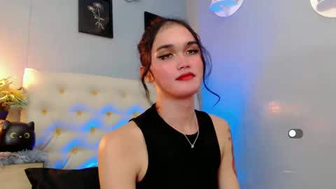 Snapshot of holly_sunshine69 chatting on December 2024 04:31:02 AM Apple online show from December 2024 04:31:02 AM