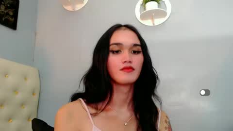 Snapshot of holly_sunshine69 chatting on December 2024 01:33:02 PM Apple online show from December 2024 01:33:02 PM