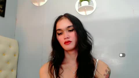 Snapshot of holly_sunshine69 chatting on December 2024 09:05:02 AM Apple online show from December 2024 09:05:02 AM