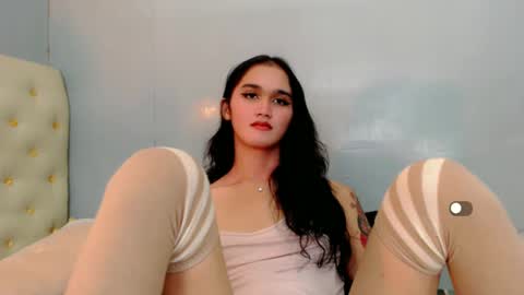 Snapshot of holly_sunshine69 chatting on December 2024 01:10:02 PM Apple online show from December 2024 01:10:02 PM