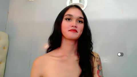 Snapshot of holly_sunshine69 chatting on December 2024 12:23:02 PM Apple online show from December 2024 12:23:02 PM