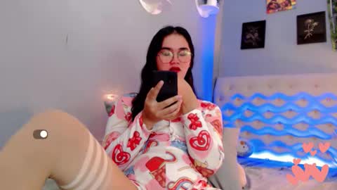 Snapshot of holly_sunshine69 chatting on April 2026 08:50:02 AM Apple online show from April 2026 08:50:02 AM