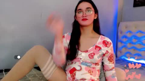 Snapshot of holly_sunshine69 chatting on May 2026 02:20:02 AM Apple online show from May 2026 02:20:02 AM