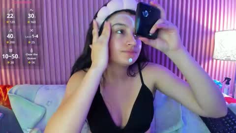 Snapshot of hollyhill_ chatting on October 2025 11:31:01 AM Holly online show from October 2025 11:31:01 AM