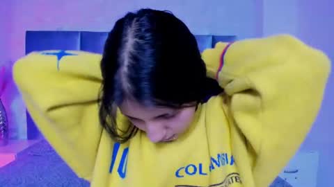 hollypeach_ online show from July 2026 08:22:01 PM