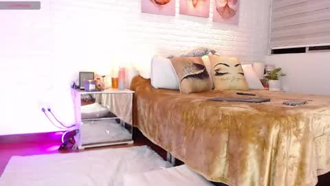 hollyt1 online show from June 2026 01:11:01 AM