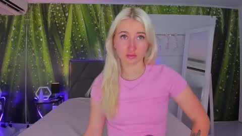 Snapshot of hollytaillor chatting on September 2025 05:20:01 AM HollyTaillor online show from September 2025 05:20:01 AM